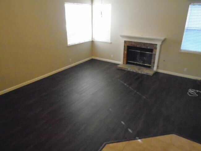 Building Photo - NICE TWO STORY, 3 BEDROOM, 3 FULL BATHROOM...
