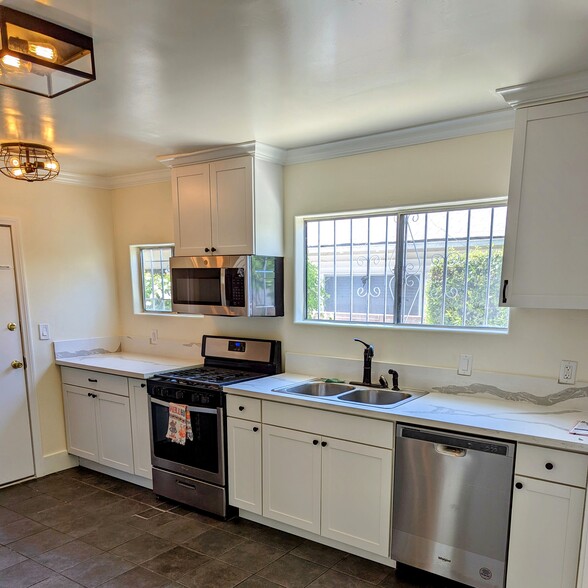 Kitchen - 2852 S Palm Grove Ave