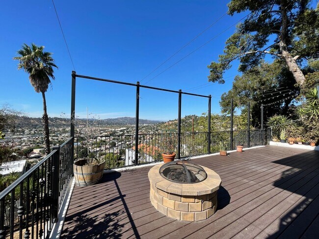 Building Photo - Gorgeous 5 Bed House - Amazing View!