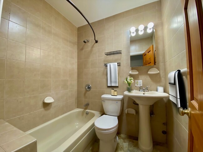 Building Photo - 21-18 Rene Ct