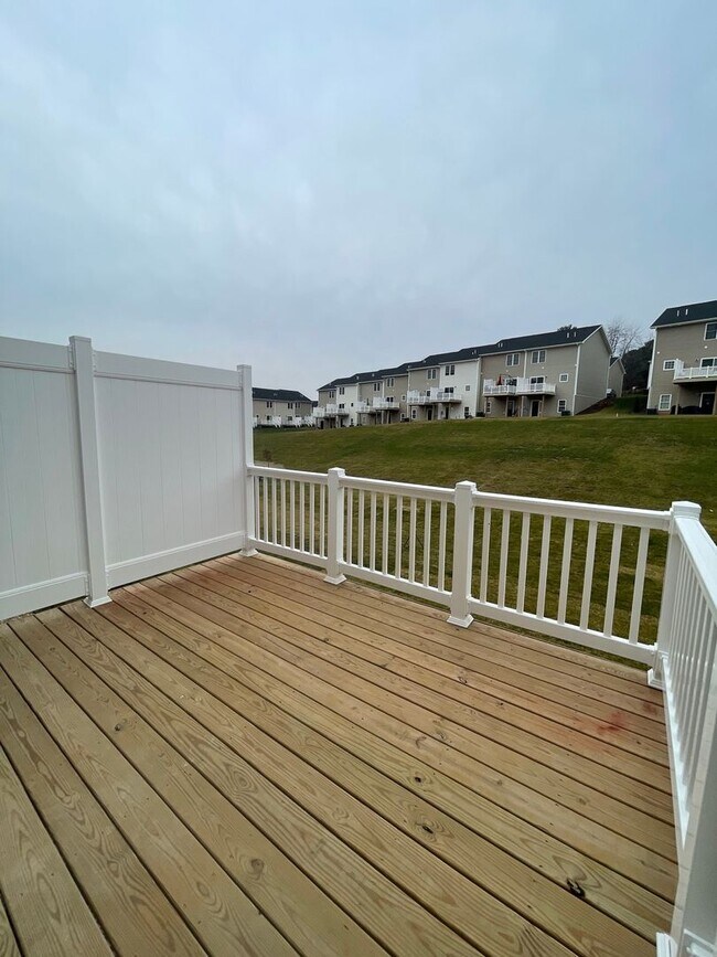 Building Photo - End Unit Townhouse for Rent