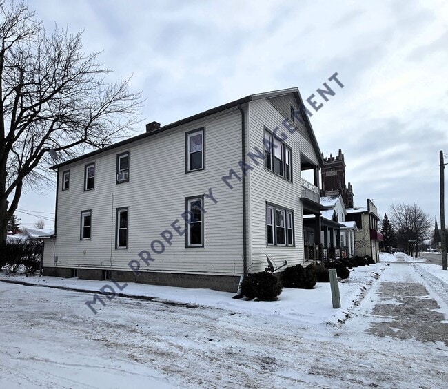 Building Photo - Spacious 2 bedroom Lower Level Duplex!!!