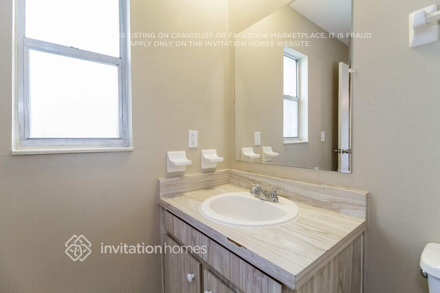 Building Photo - 1542 Canterbury Cir