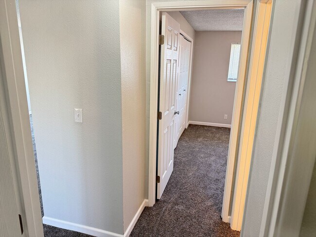 Building Photo - Updated 2 bedroom 1 bathroom dulpex in Springfield!