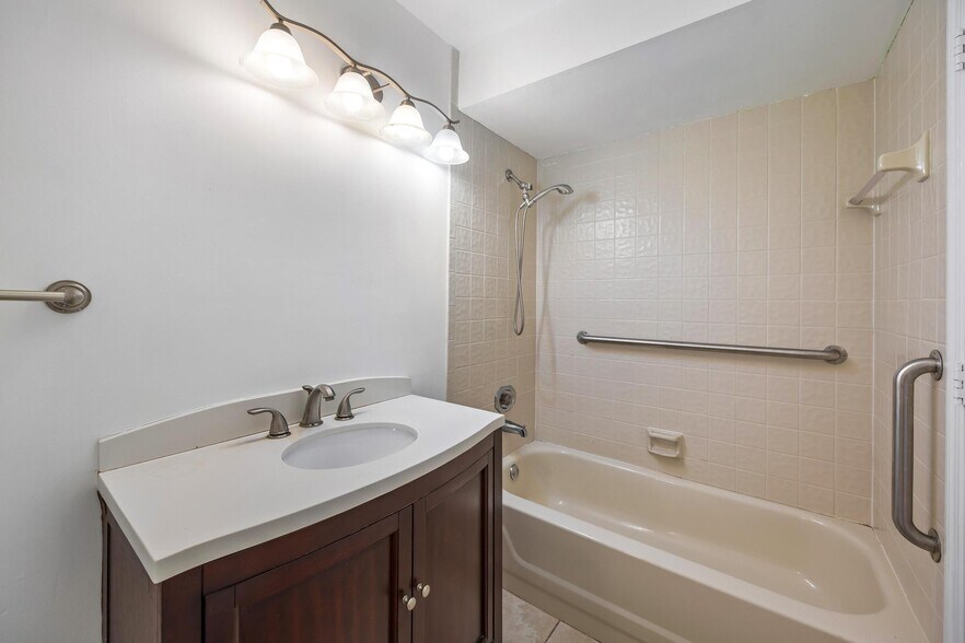 Building Photo - 2925 Azalea Dr