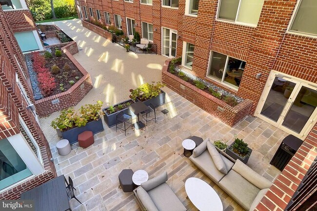 Building Photo - 635 Slaters Ln