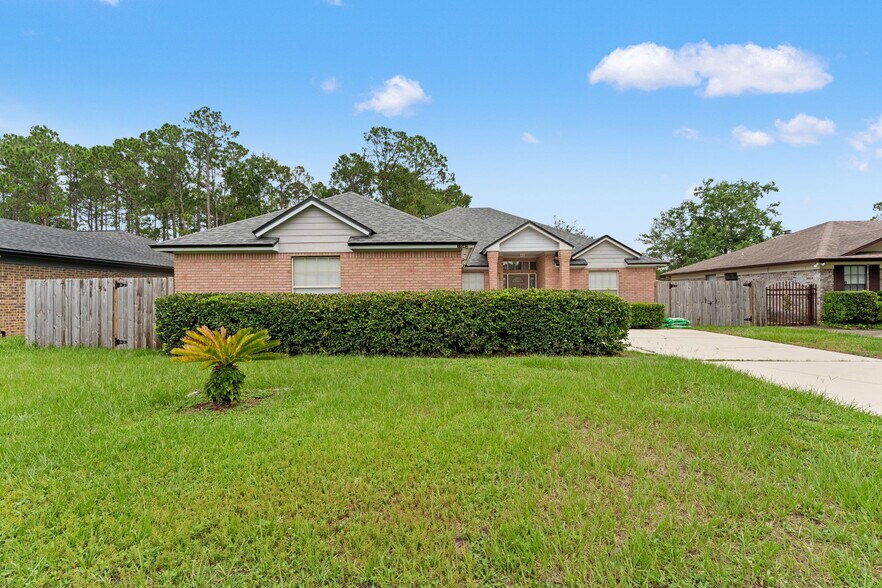 Building Photo - 1845 Daytona Ln N