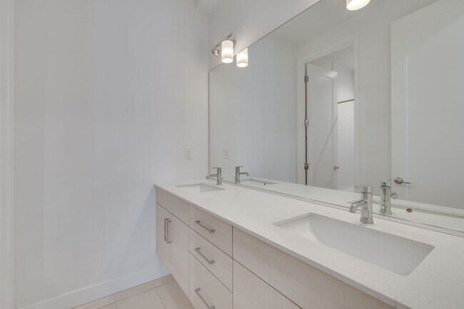 Building Photo - Modern Sammamish Townhome with Style, Spac...