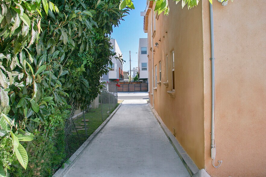 Building Photo - 6071 1/2 Pickford St