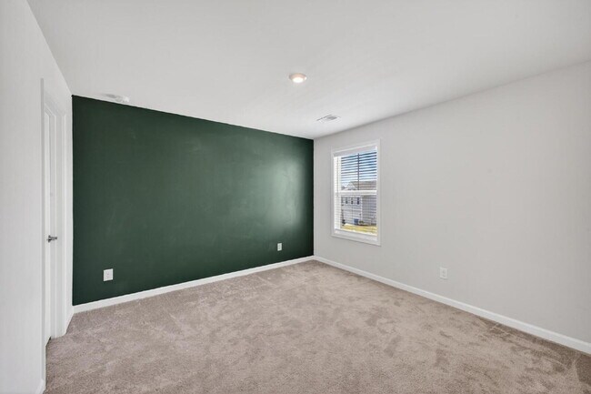 Building Photo - Like-New Harlem Home!