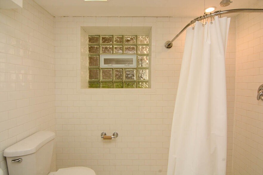 Building Photo - 5534 N Artesian Ave