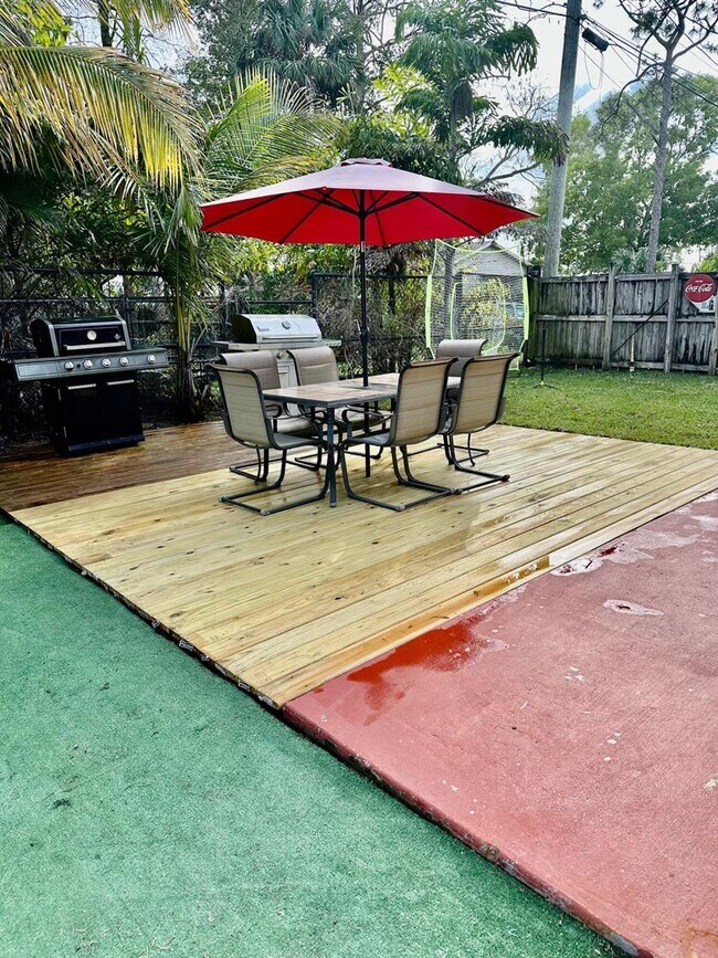 Building Photo - 4942 Dillon St