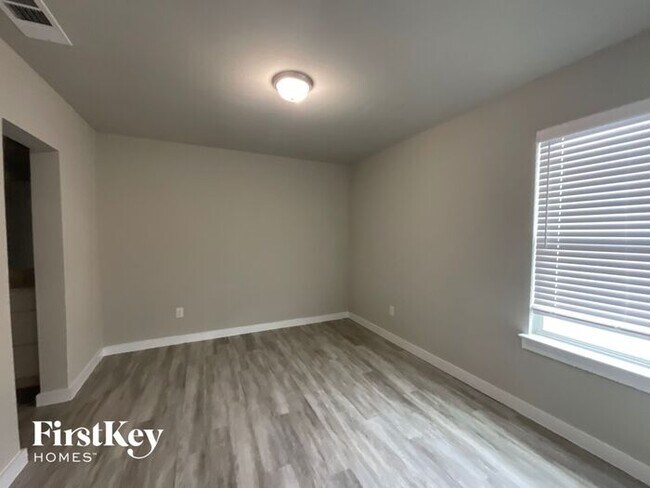 Building Photo - 622 Ava Trl