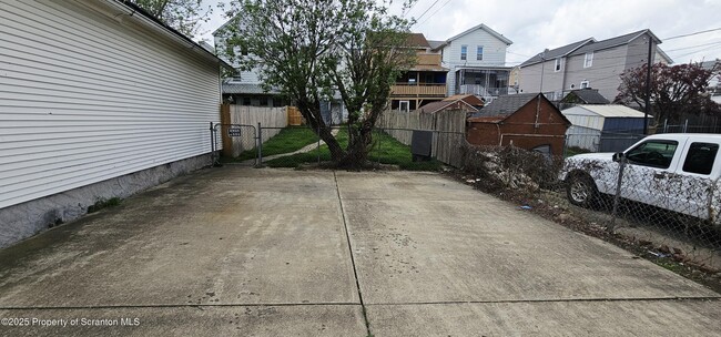 Building Photo - 510 N Bromley Ave