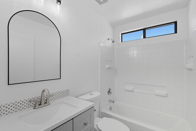 Building Photo - Bright & Inviting Tucson Home Near Davis-M...