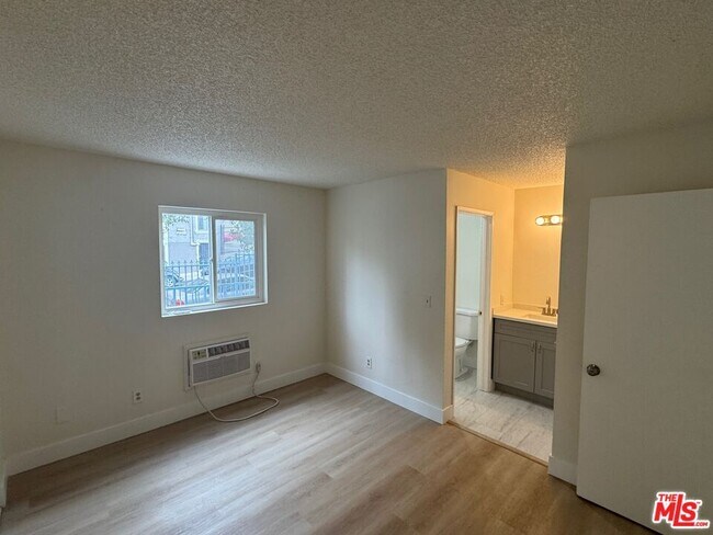 Building Photo - 428 S Grand View St