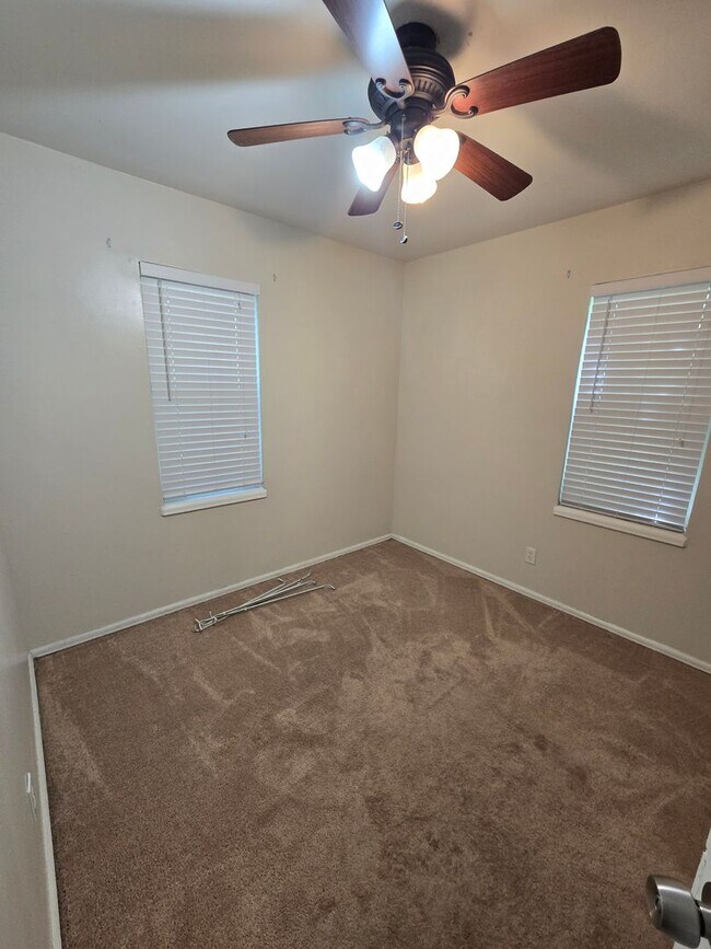 Building Photo - Great location 3 bed 1 bath with appliances!