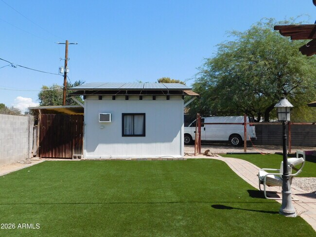 Building Photo - 1618 W Gardenia Dr