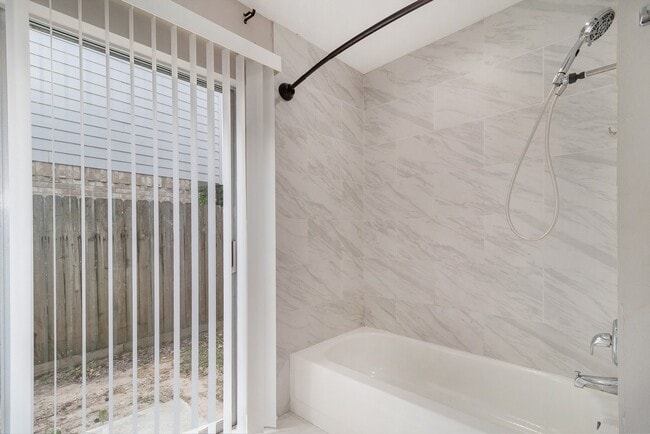 Building Photo - 5115 Shady Gardens Dr