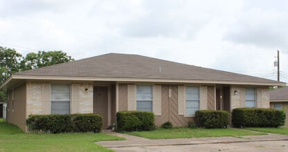 Building Photo - 3603 Comanche Dr
