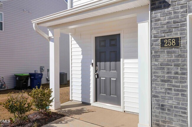 Building Photo - 258 Palm Dr