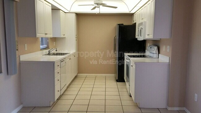 Building Photo - 14931 Park Lake Dr