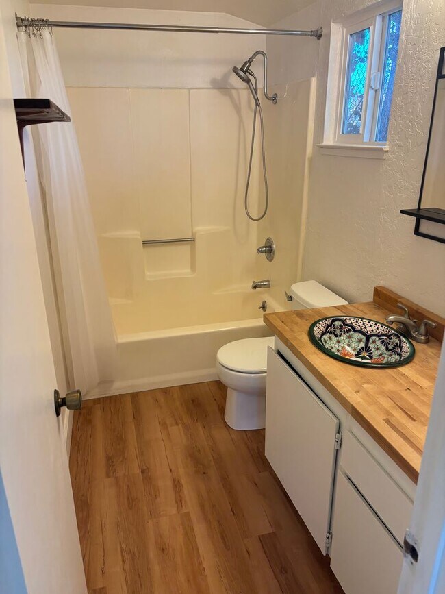 Building Photo - 309 King St