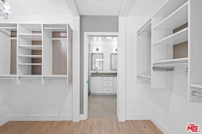 Building Photo - 2809 S Canfield Ave