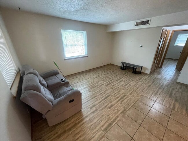 Building Photo - 716 N Elm St