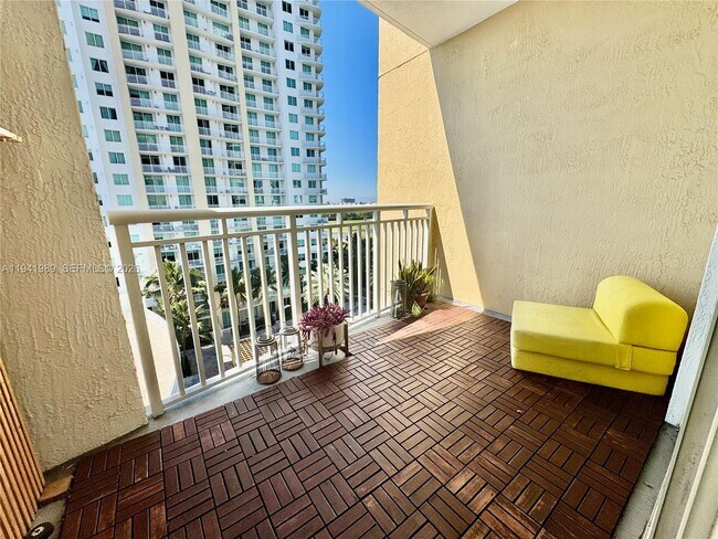 Building Photo - 1755 E Hallandale Beach Blvd