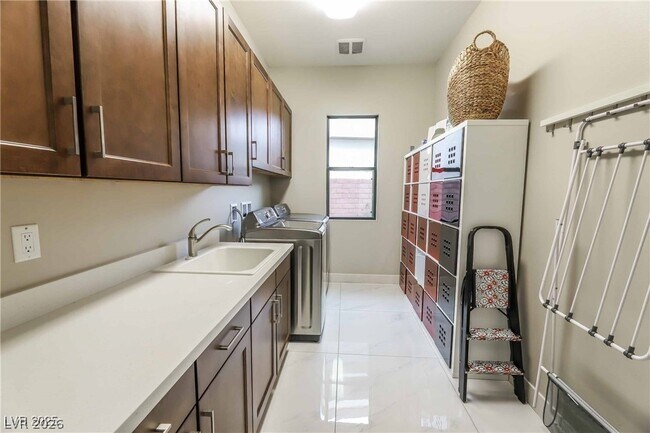 Building Photo - 2 Sugarberry Ln