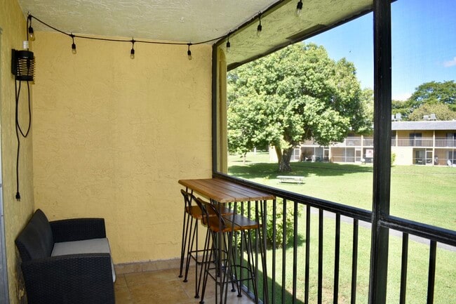 Building Photo - 1627 Meadows Cir W