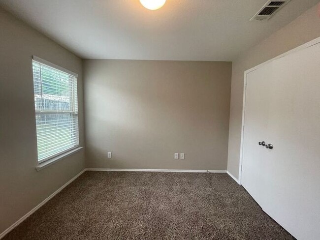 Building Photo - Perfect 3 Bedroom 2 Bath Home! GREAT Fort Worth Location -- Stainless Steel Kitchen Appliances In...