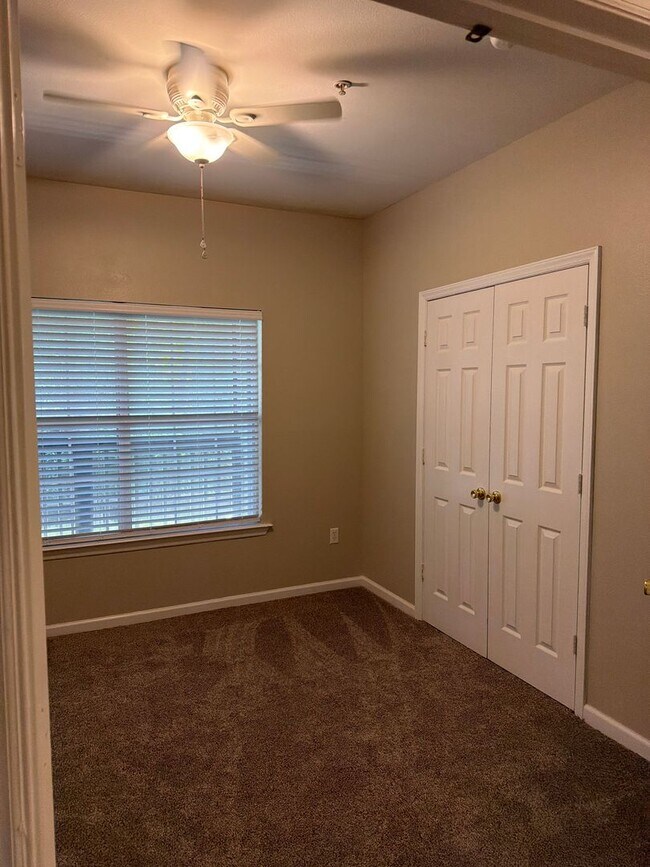 Building Photo - Three Bedroom Updated First Floor Condo at The Legends