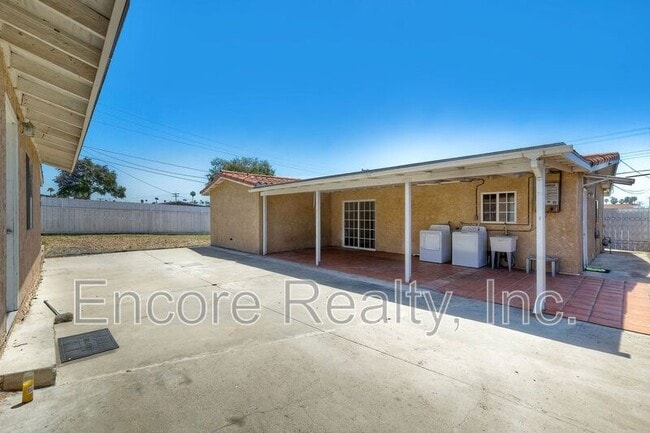 Building Photo - 71 E Palomar St