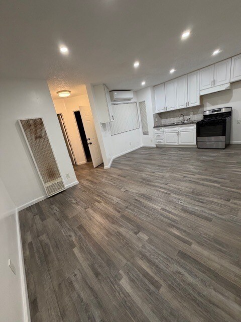 Building Photo - 1802 E Glenoaks Blvd