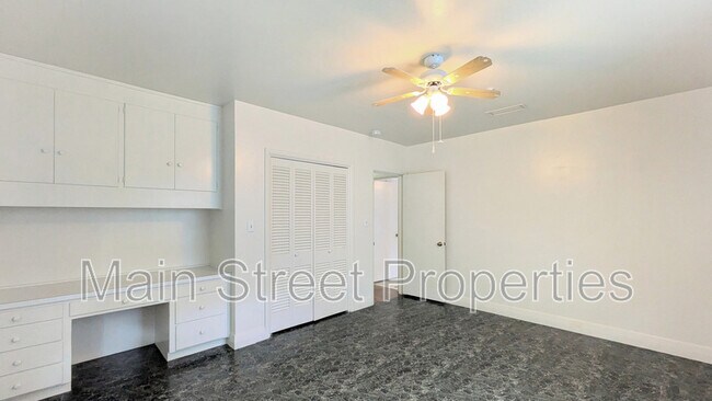 Building Photo - 2 Manor Dr