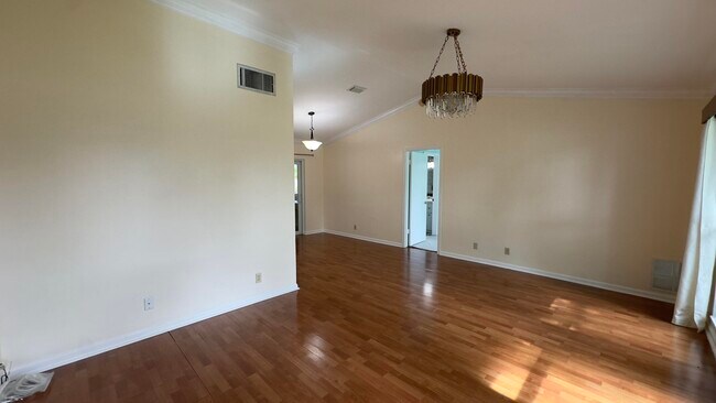 Building Photo - 12157 Sycamore Ln