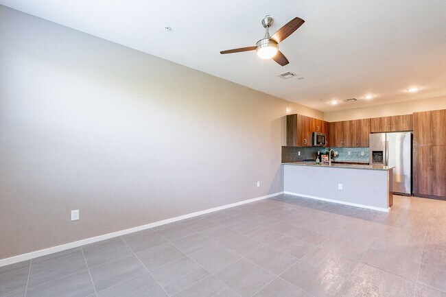 Building Photo - Great 3 Bedroom Townhome - NEW Carpet!