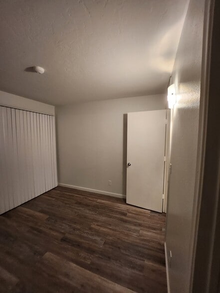 Building Photo - 1810 E Blacklidge Dr