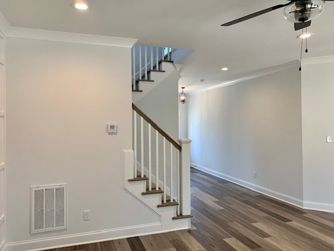 Building Photo - 821 Trinity Pk Dr
