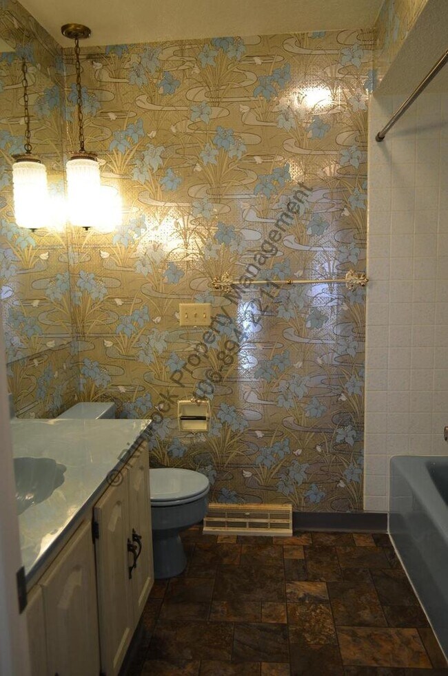 Building Photo - 4 Bedroom Heights Home