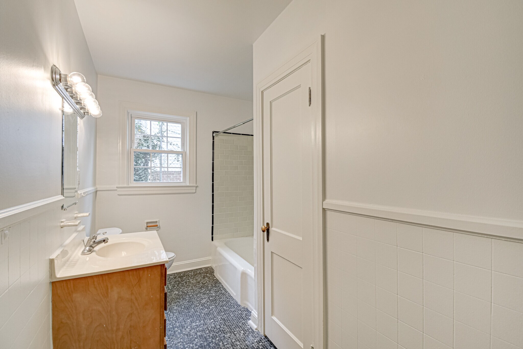 Building Photo - 1612 W 1st St