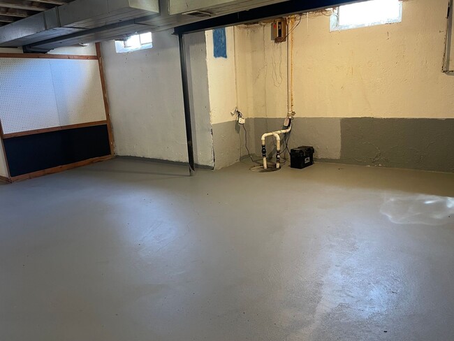 Building Photo - 2-Bedroom Duplex with full basement, 1-Car...