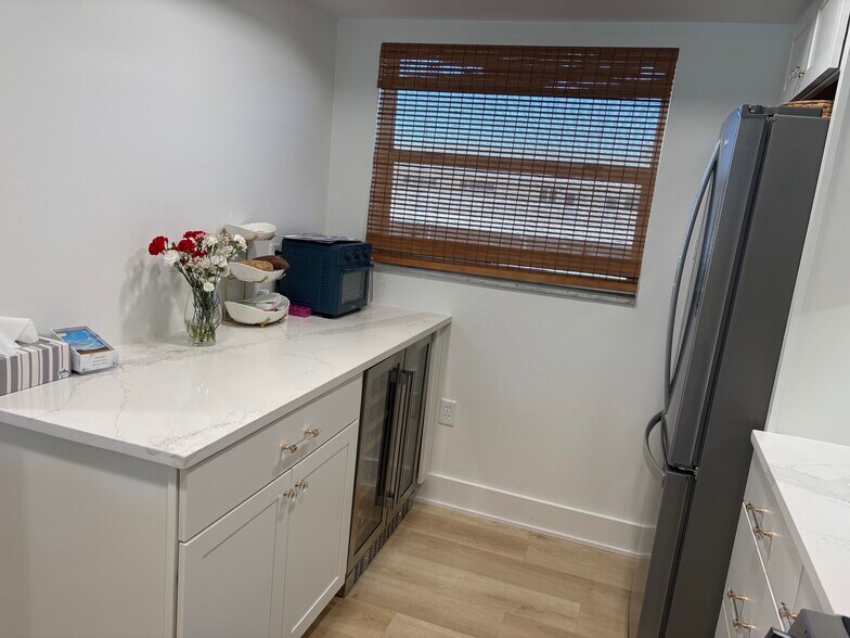 Building Photo - 325 N Causeway