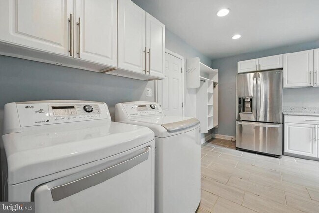 Building Photo - 9913 Rosewood Hill Cir