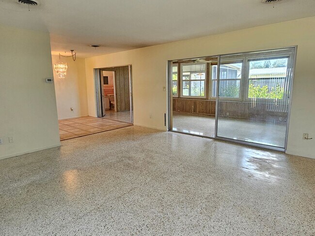 Building Photo - 264 Glen Oak Rd