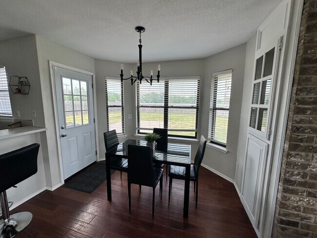 Building Photo - Charming 4 Bed, 3 Bath 2-Story Home in Moore!
