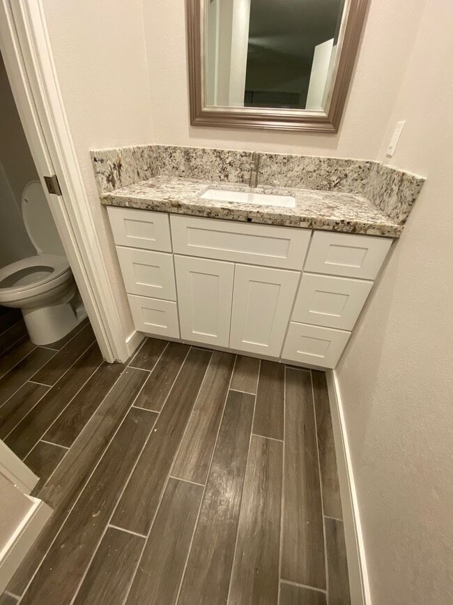 Building Photo - Updated 4 bed, 2 bath home with Dual Cooli...