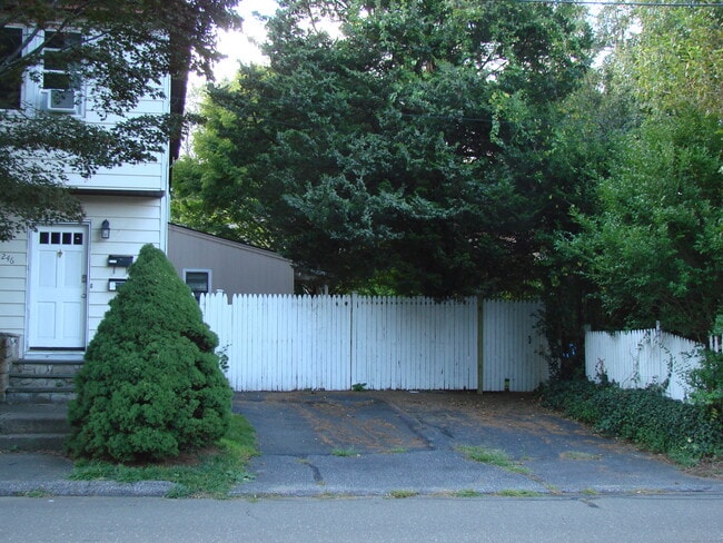 Building Photo - 246 Old Stratfield Rd